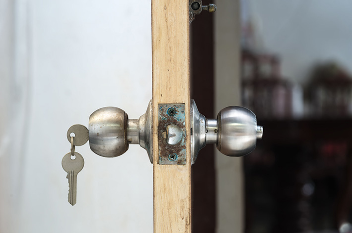 How To De Rust Door Hinges And Locks, How To Clean Rusty Cabinet Hinges Without Removing Them